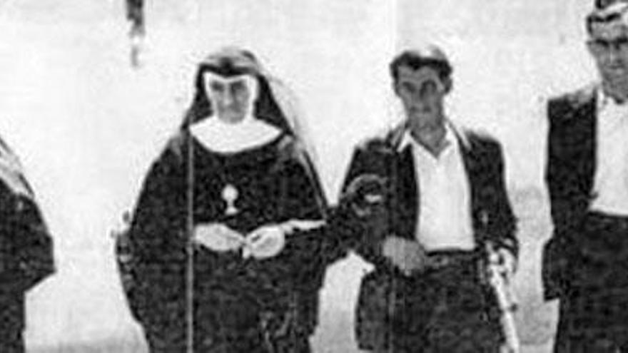 Dos monjas, detenidas por milicianos en la Guerra Civil.