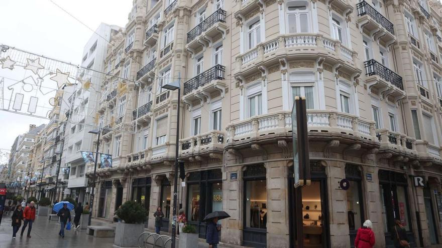 Edificios de viviendas en la plaza de Lugo, en uno de los distritos más caros de la ciudad. |  Iago López