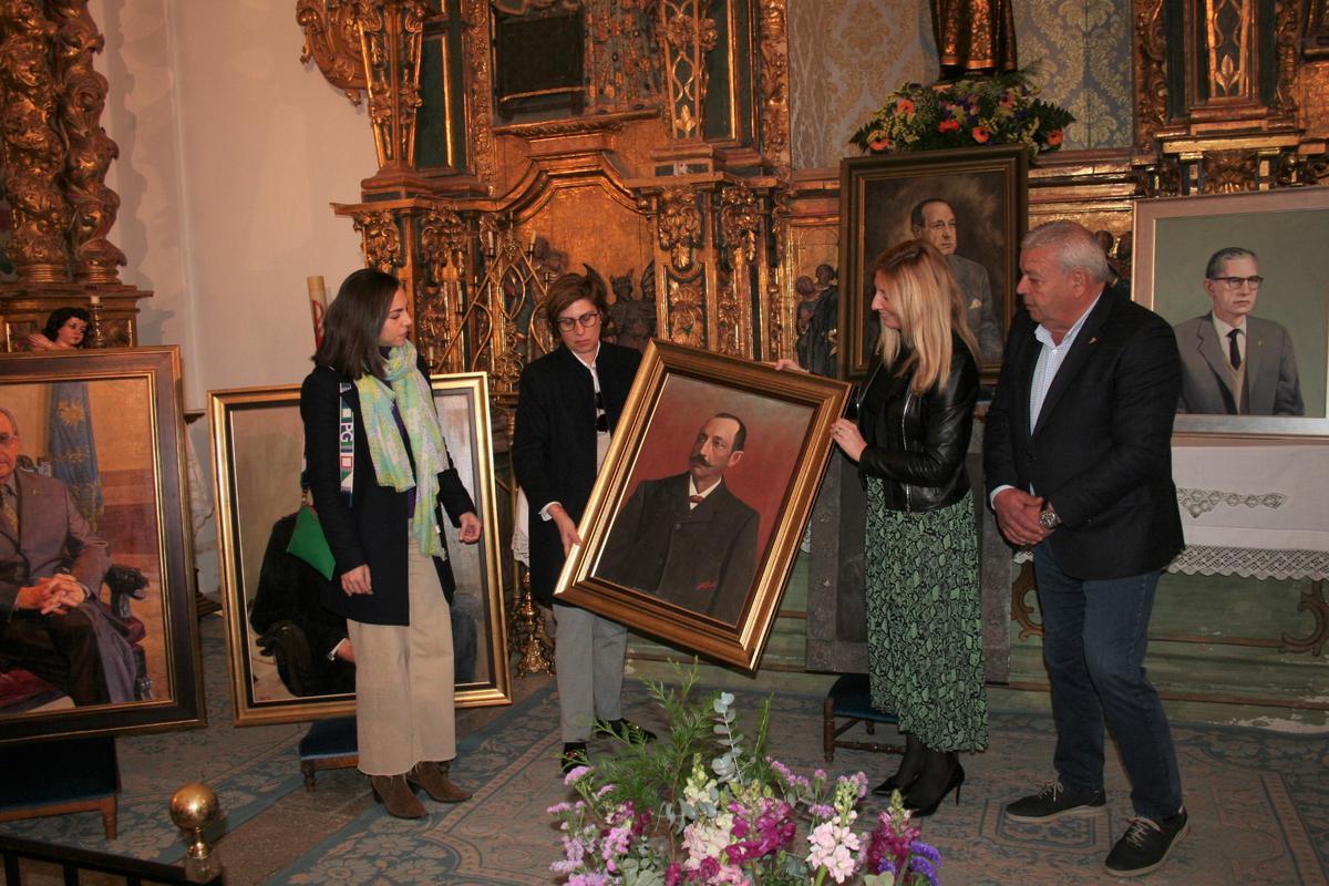 María Concepción y Matilde Gimeno García cedían al Paso Azul el cuadro del presidente José Mouliaá Ladrón de Guevara, de Francisco Cayuela.