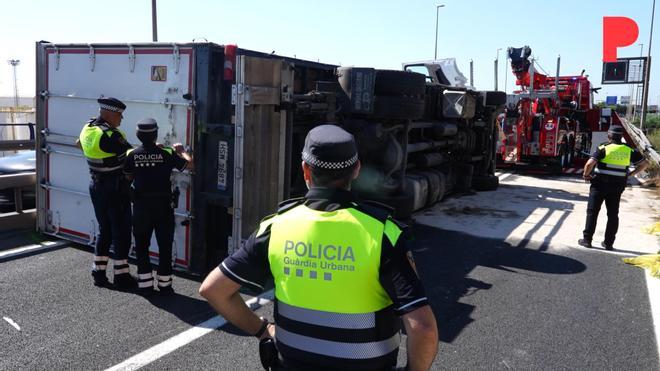 Reabre la Ronda Litoral tras permanecer casi siete horas cortada por el accidente mortal de un camión