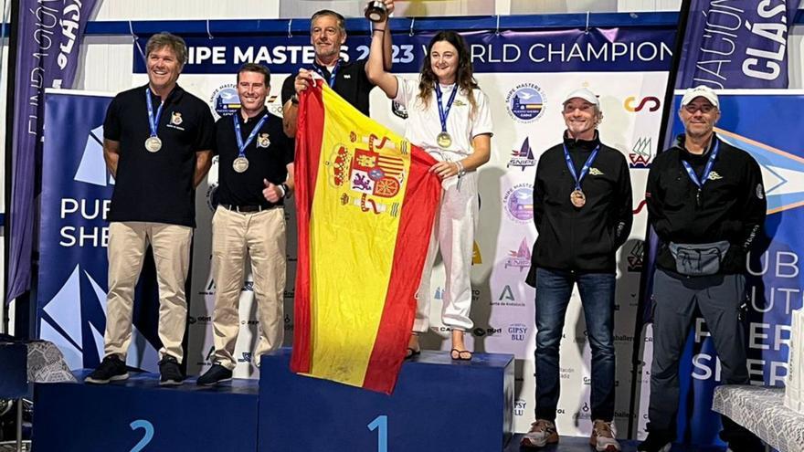 Los grancanarios Fernando Léon y Antonio del Castillo –izquierda–, en el podio con su medalla de plata al cuello. | | LP/DLP