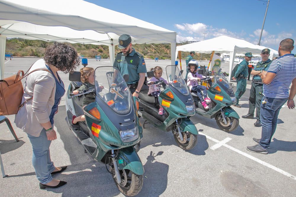 La Compañía de Torrevieja exhibe unidades y medios en el aparcamiento de municipal junto al centro comercial en La Zenia de Orihuela Costa en la primera iniciativa de estas características en el lito