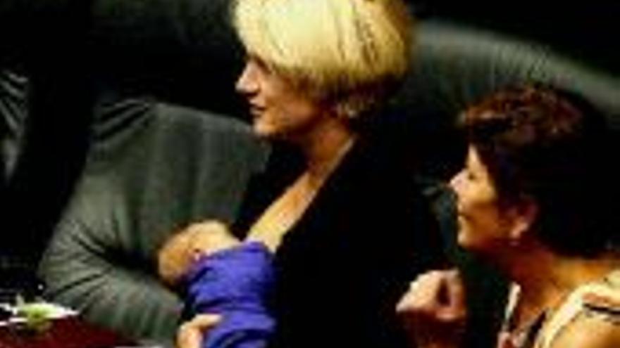El Parlamento australiano echa a un bebé de 11 días
