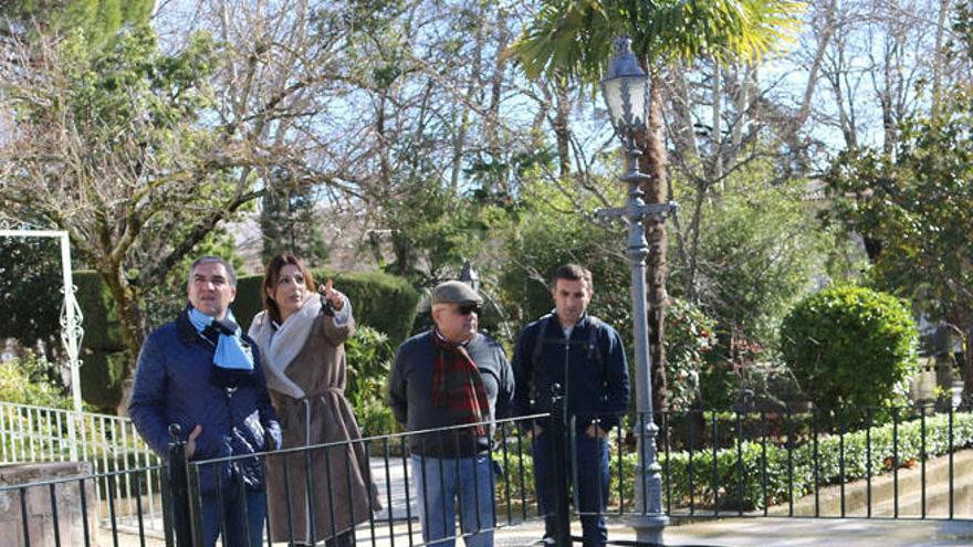 Elías Bendodo ha visitado la alameda acompañado de la alcaldesa de Ronda.