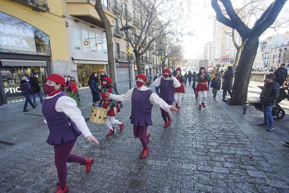 Els patges reials porten la màgia als barris de Girona