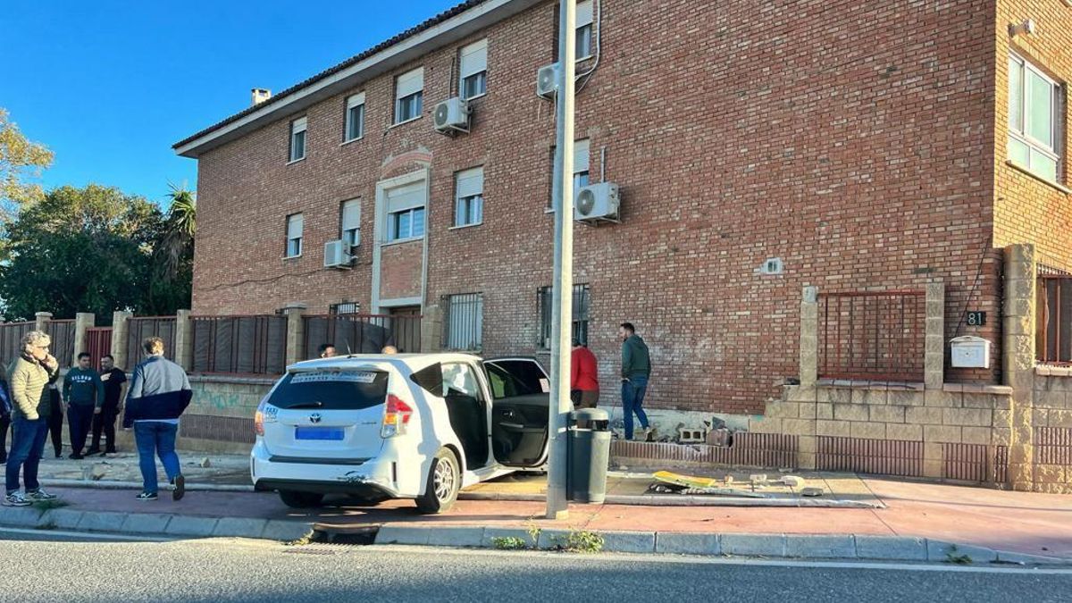 El taxi ha impactado contra el muro del antiguo cuartel de Churriana.