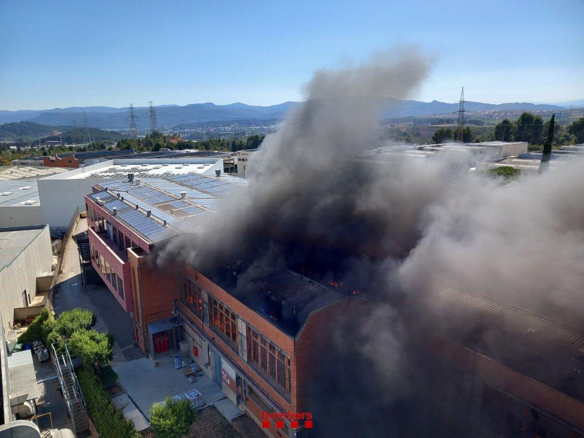 Un incendi a Rubí ja extingit obliga el desallotjament de les vivendes més pròximes