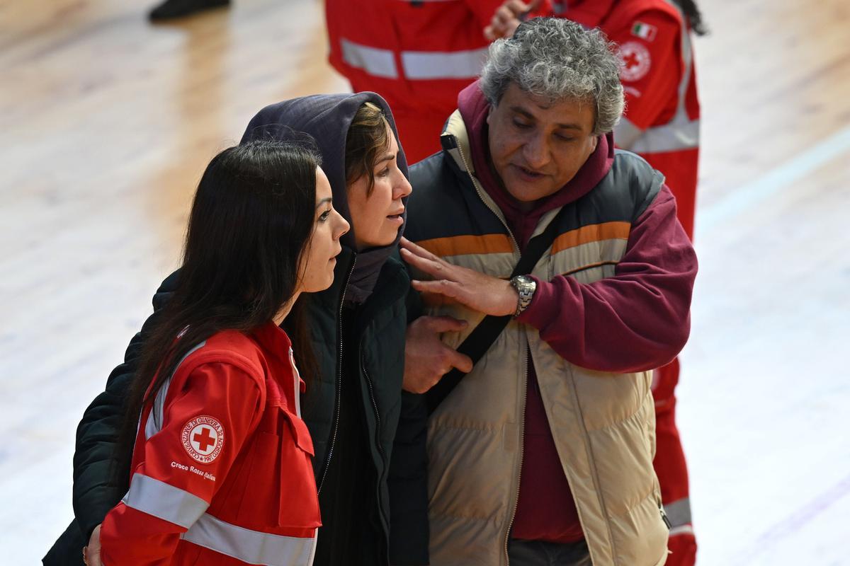 Familiares junto a los ataúdes de las 65 víctimas de un devastador naufragio de inmigrantes frente a la costa sur de Italia