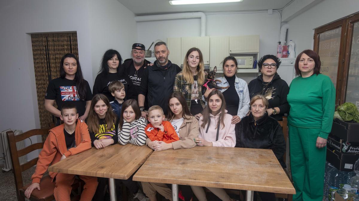 Guillem Font und Maria Gracia zusammen mit 13 der 16 Geflüchteten aus der Ukraine, die sie aufnehmen.