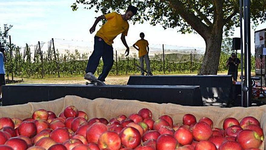 L&#039;acte va comptar amb una exhibició dels membres de Skatenergia, just al costat de les plantacions de pomers.