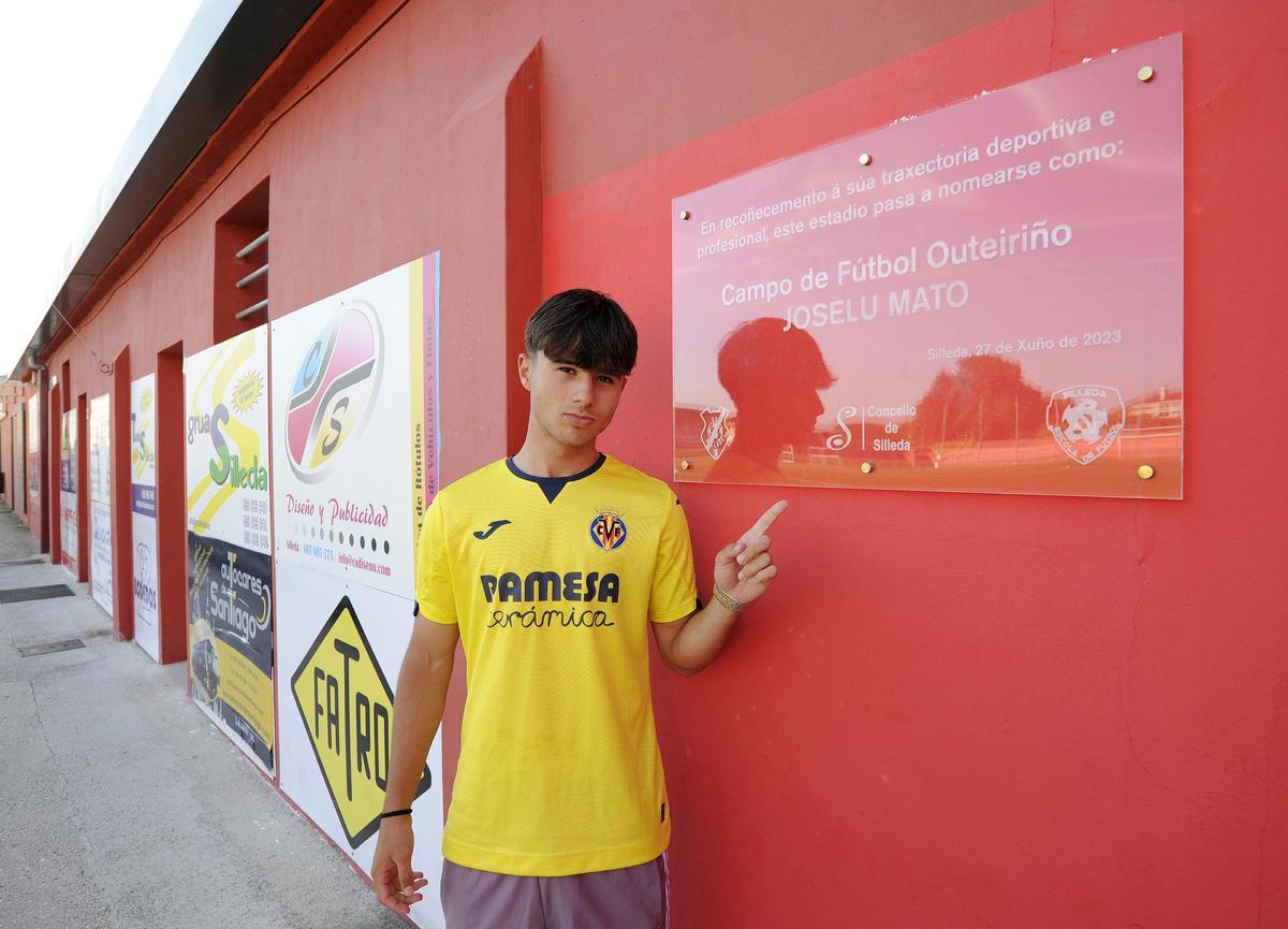 Ioan Robert, esta semana, en el campo de fútbol Outeiriño- Joselu Mato, donde empezó a jugar.