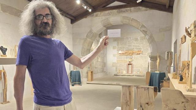 Agustín Bastón, ayer, en la exposición en la Capela do Hospital. | FDV