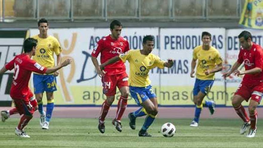 Jonathan Viera maneja la pelota rodeado por Mario, Míkel Álvaro y Pavón, mientras Vicente y Ruymán observan la acción ayer en el estadio de Gran Canaria. i JOSÉ CARLOS GUERRA