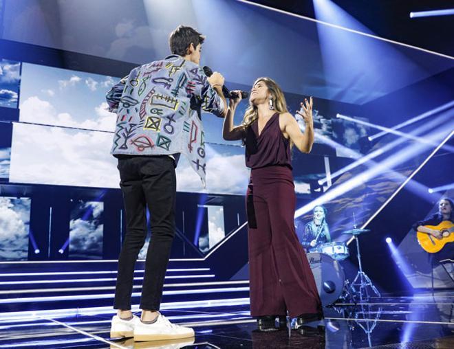 Julia y Dave, de 'Operación Triunfo' actuando en la gala 4