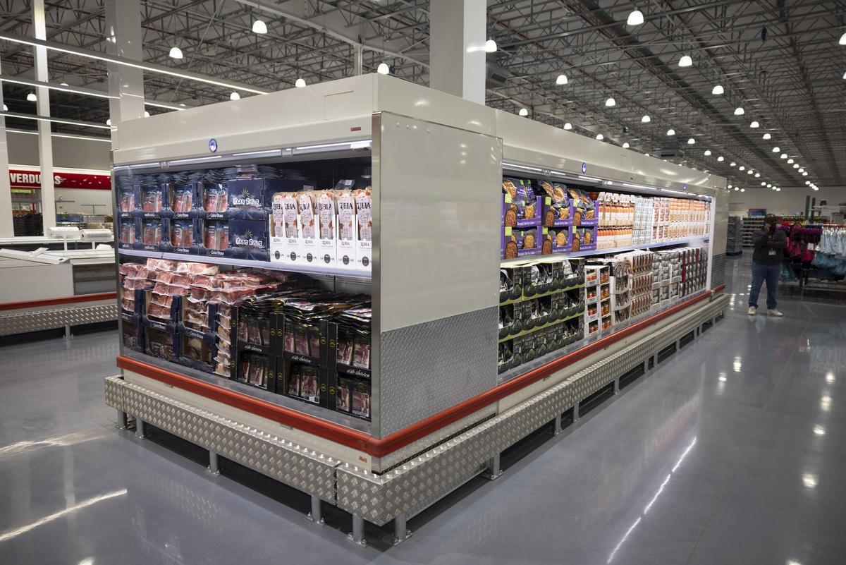 En imágenes | Los secretos del híper de Costco en Zaragoza: formatos XXL, precios bajos y hasta lingotes de oro