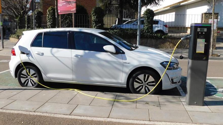 Punt de càrrega elèctrica que hi ha al carrer de Bertran de Castellbell