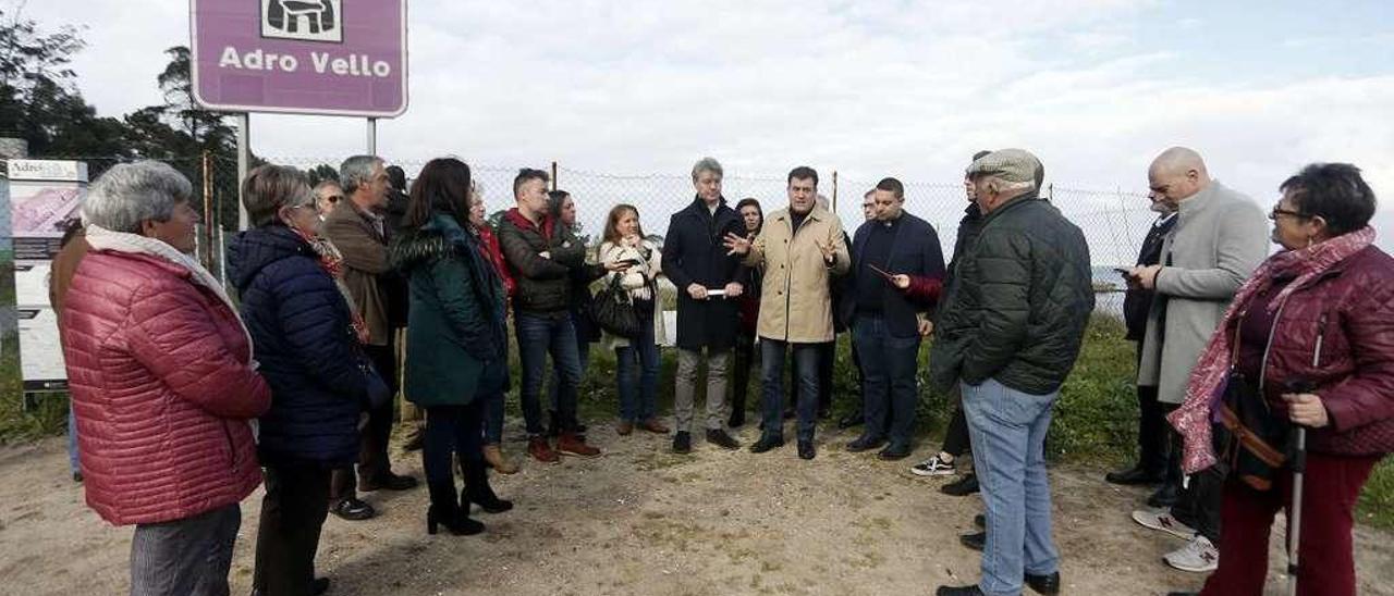 Román Rodríguez y José Cacabelos -en el centro- en su visita al yacimiento de Adro Vello en O Grove, en la mañana de ayer. // FDV