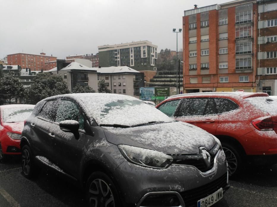 La nieve llega al centro de Oviedo