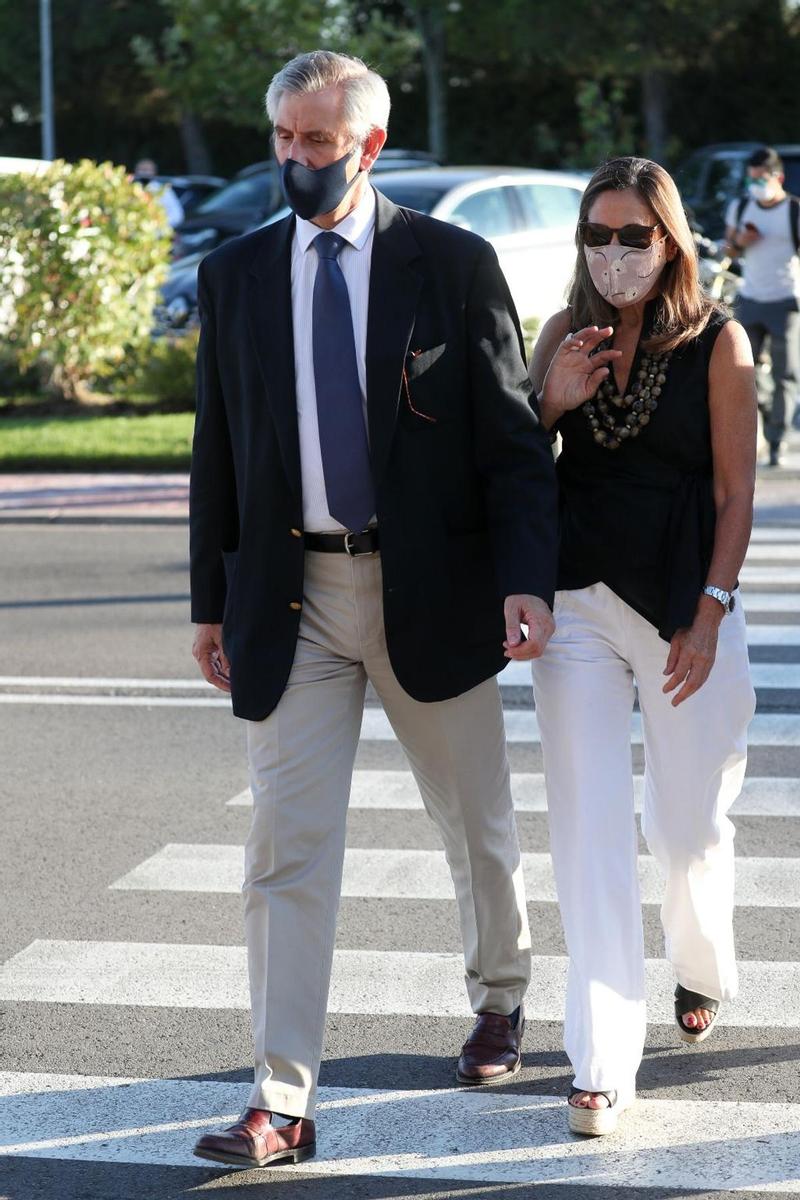 Cristina de Borbón-Dos Sicilias y su marido Pedro López Quesada a su llegada al tanatorio de Jaime Carvajal Hoyos