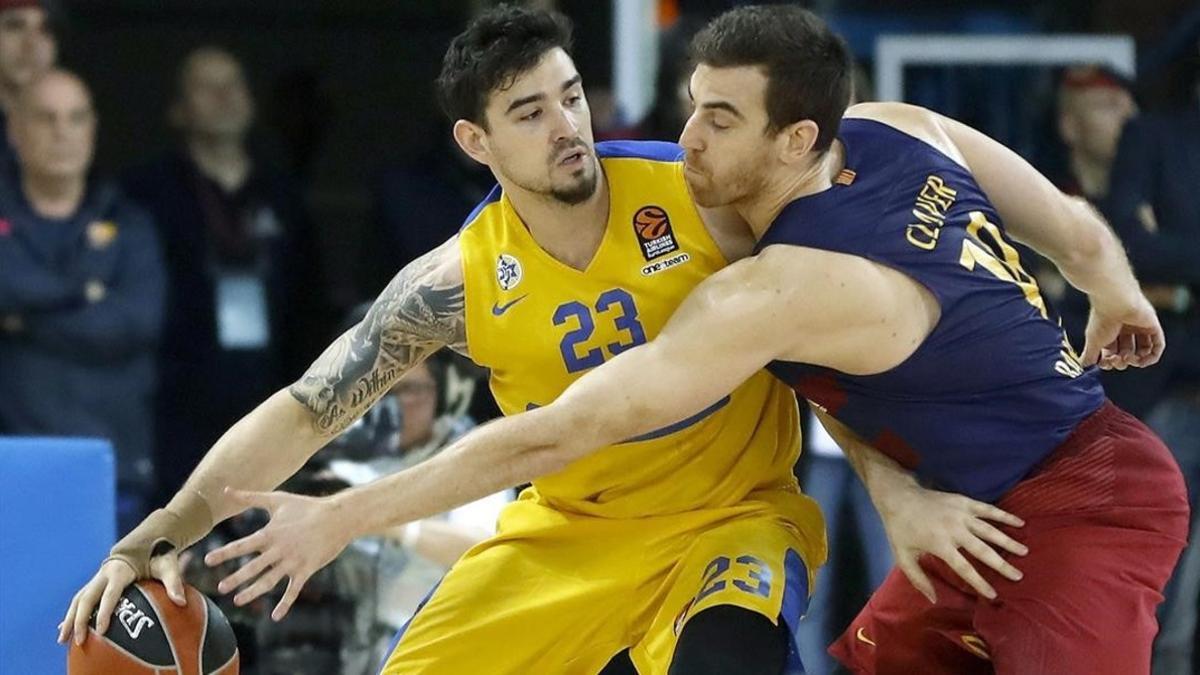 El alero del FC Barcelona Lassa Victor Claver lucha el balón con Joe Alexander del Maccabi de Tel Aviv.