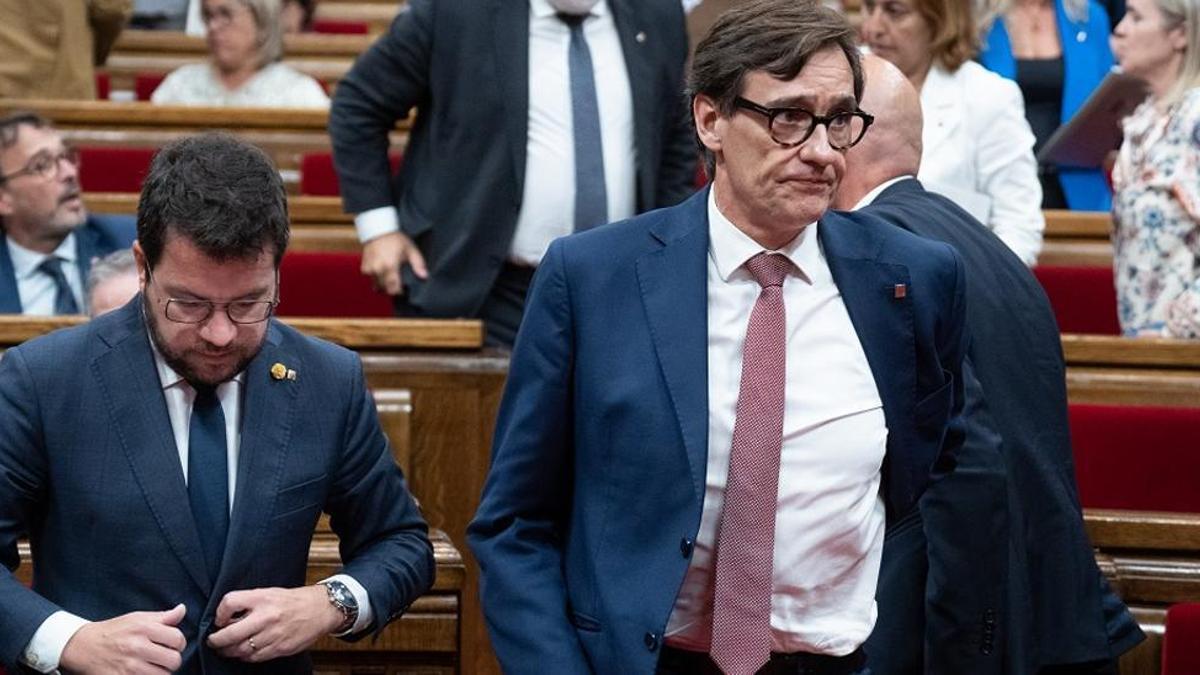 Salvador Illa, Pere Aragonès y Albert Batet, durante un pleno del Parlament.