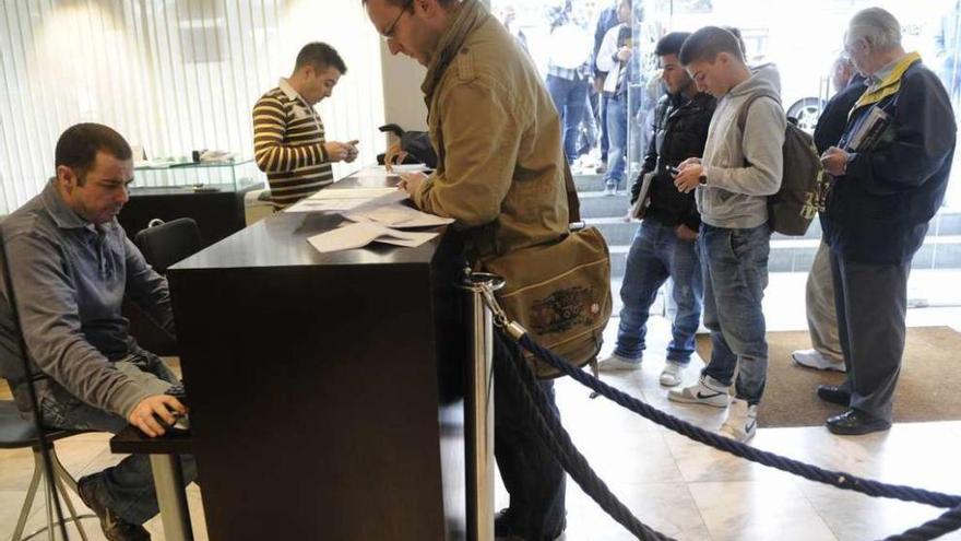 Imagen del interior de la Oficina de Atención al Socio y al Accionista durante la renovación de abonos.