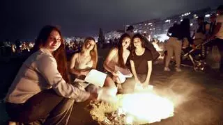 Fuegos artificiales, música, hoguera... San Juan ilumina el verano de Gijón desde las playas del oeste: “Hay que cuidar la tradición”
