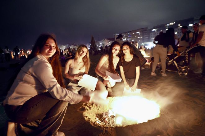 Fuegos artificiales, música, flores, hoguera... la celebración de San Juan en Gijón, en imágenes