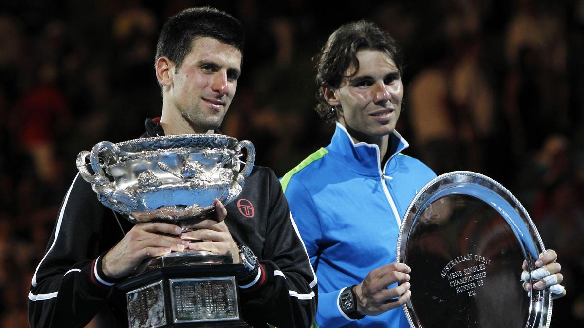 Djokovic y Nadal posan con sus trofeos de campeón y subcampeón en la final de Australia en 2012.