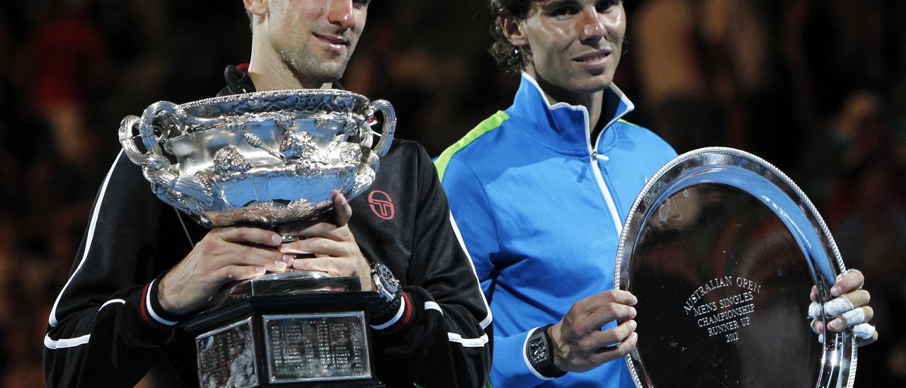 Djokovic y Nadal posan con sus trofeos de campeón y subcampeón en la final de Australia en 2012.