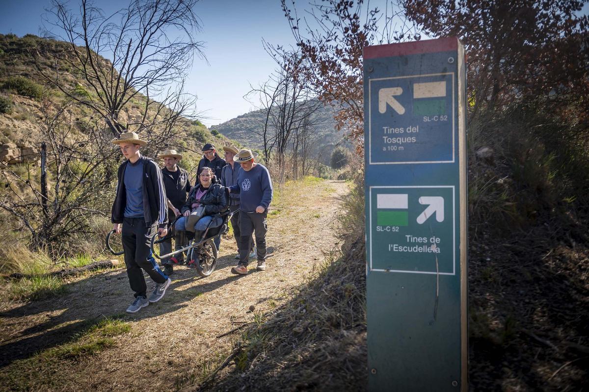 Una imatge de la visita adaptada a les tines de la Vall del Flequer