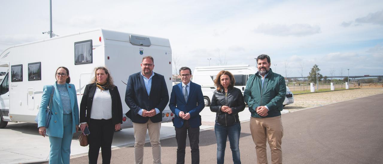 Asistentes a la inauguración del nuevo parking de caravanas de Mérida.