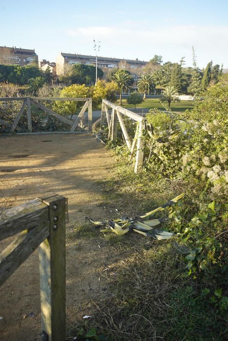 El parc del Migdia té la senyalització i el mirador trencats i en mal estat