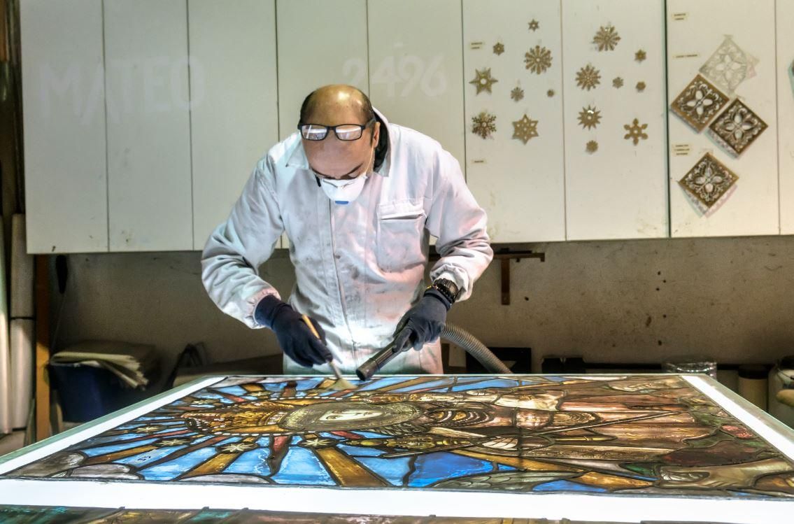Las imágenes del proceso de restauración de las vidrieras de la Catedral de Murcia