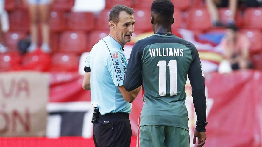 Williams habla con Clos Gómez durante el partido en El Molinón.