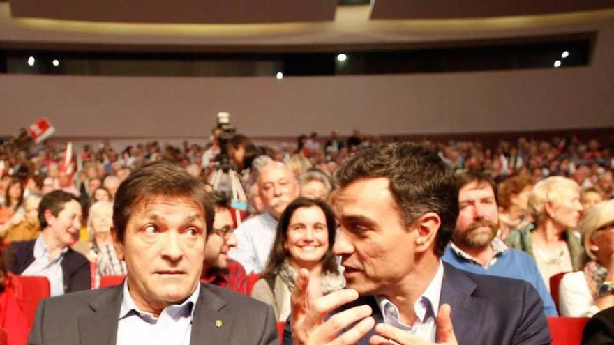 Javier Fernández y Pedro Sánchez, en un acto electoral en el Niemeyer de Avilés, en una imagen de archivo.