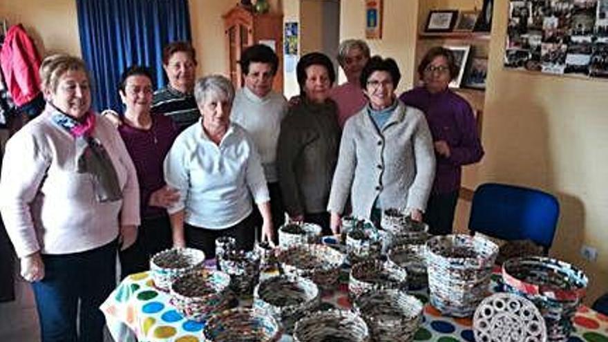 Algunas de las mujeres que participan en las actividades de la asociación de Villabrázaro.