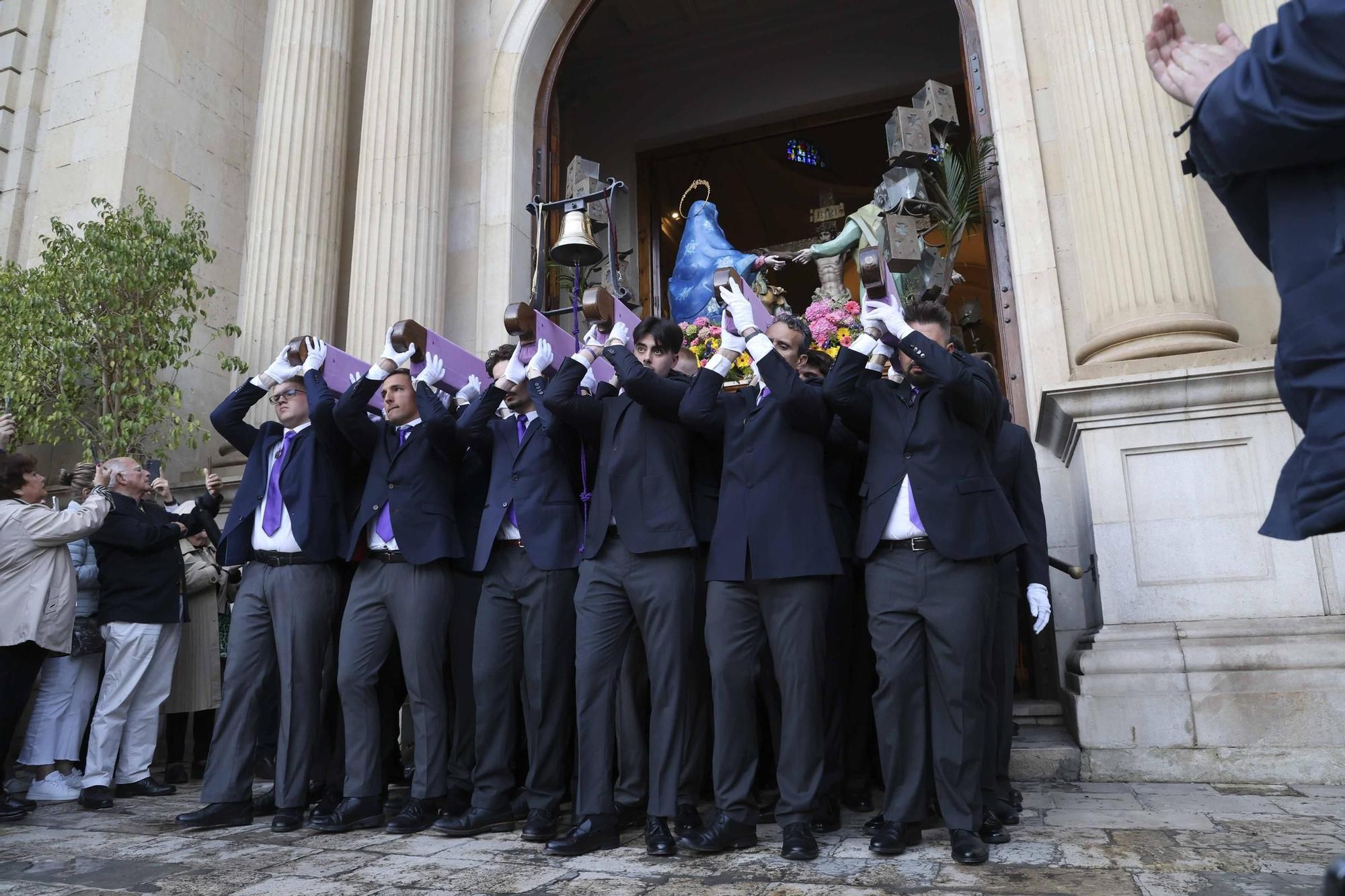 La Hermandad Stabat Mater salió puntual a su cita del Martes Santo en Alicante