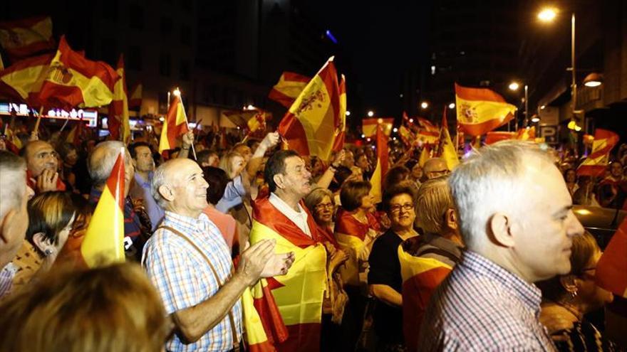 Miles de personas arropan a la Guardia Civil en Zaragoza