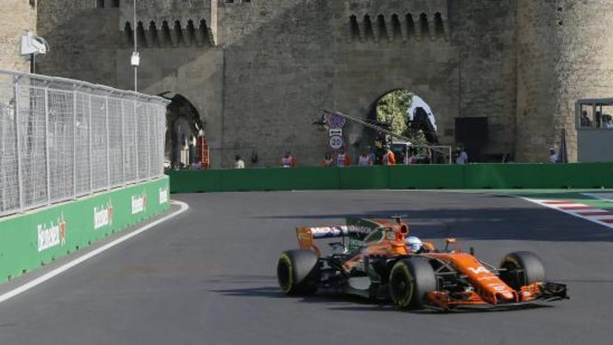 Alonso conduce su monoplaza en Bakú.