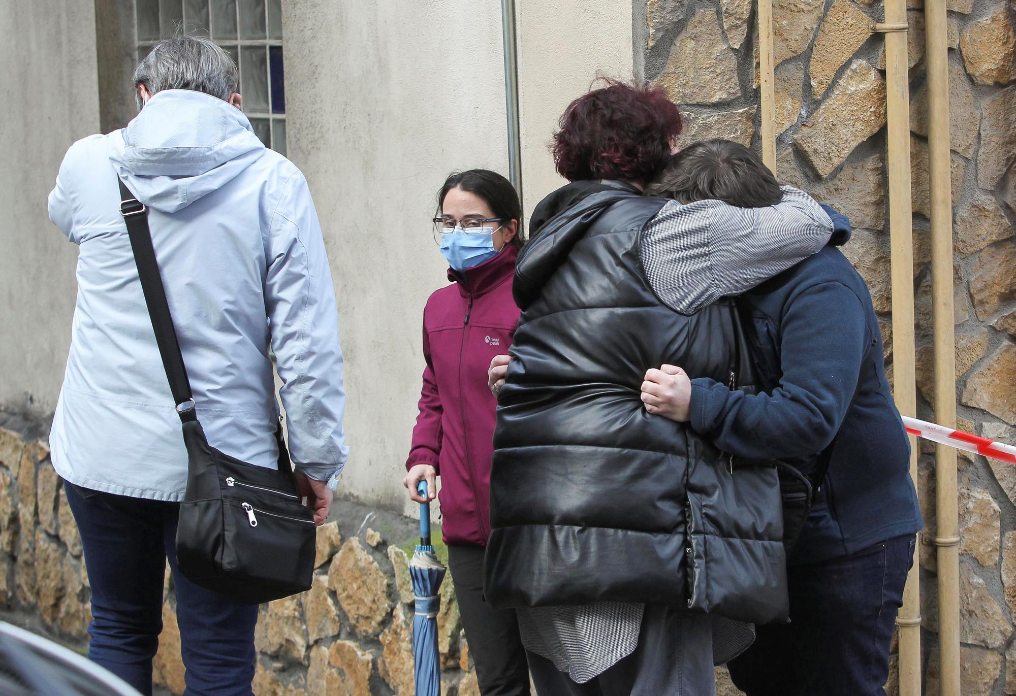 Vecinos lloran la muerte de la mujer a manos de su marido en Sestao.