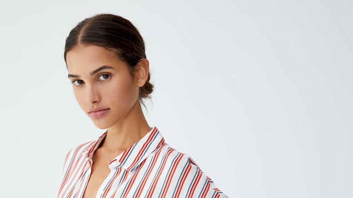 Camisa básica de print con rayas de Pull and Bear (Precio: 3,99 euros)