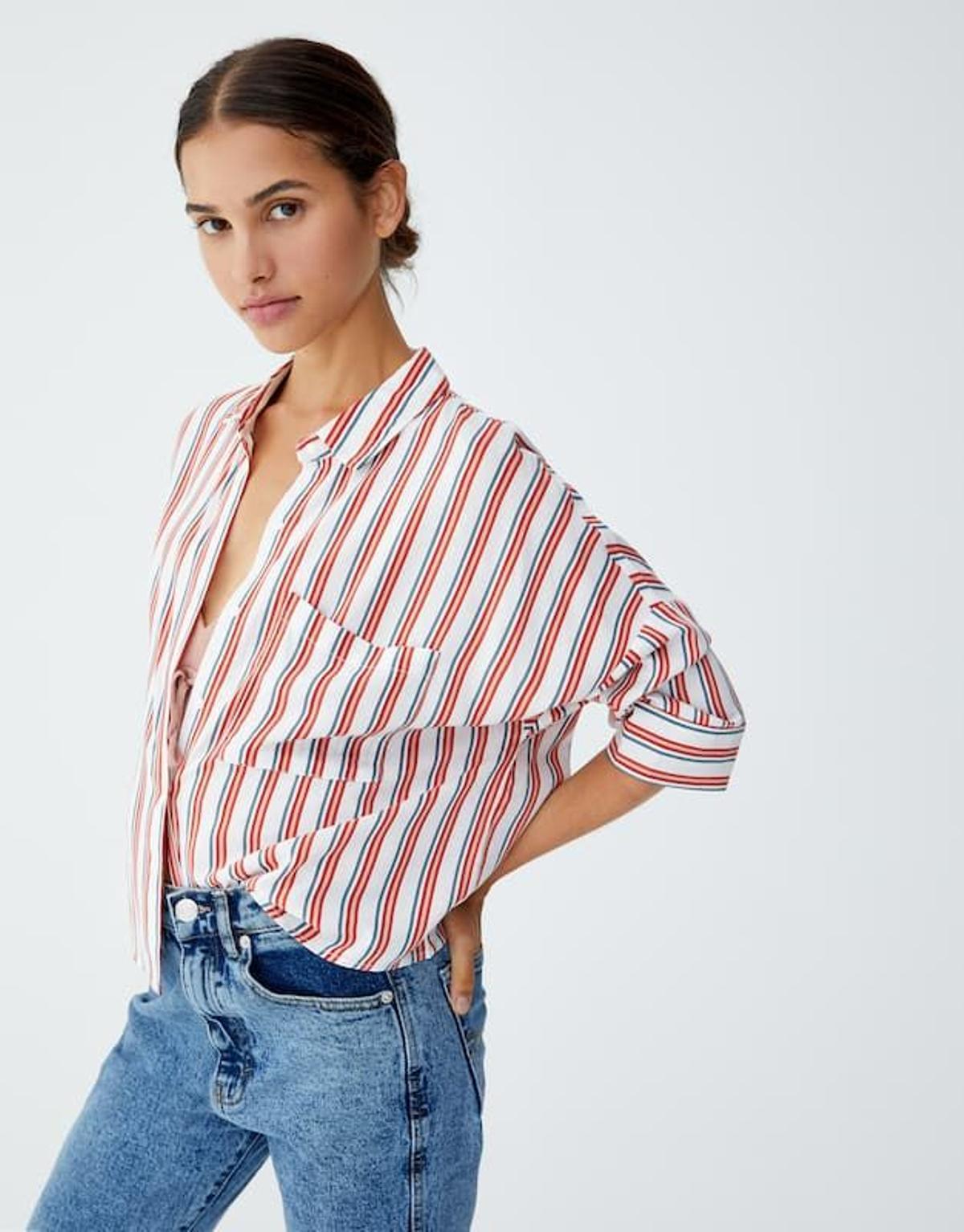 Camisa básica de print con rayas de Pull and Bear (Precio: 3,99 euros)