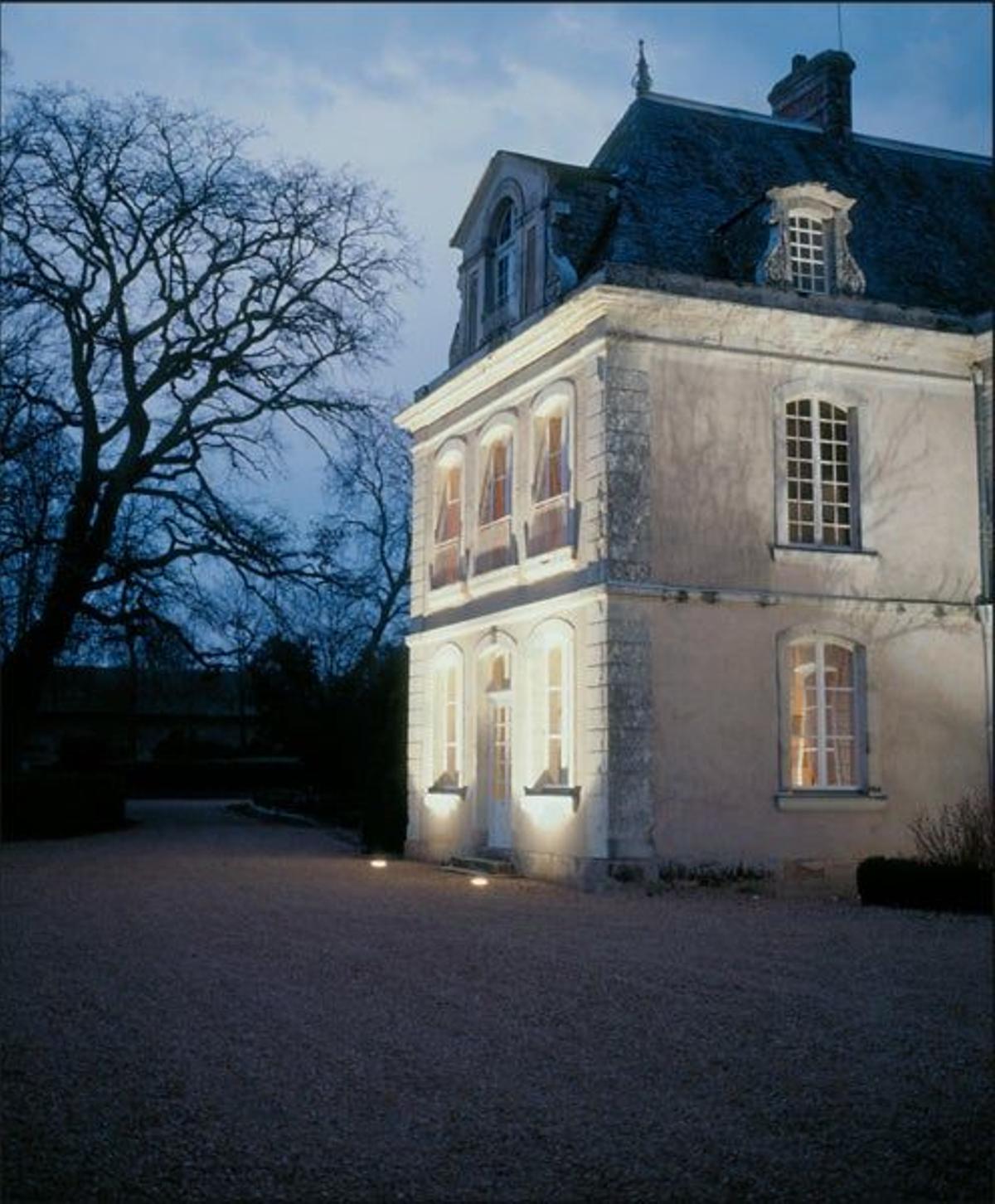 Vista al anochecer del Castillo de Briottières, en Anjou, atendido personalmente por el aristócrat