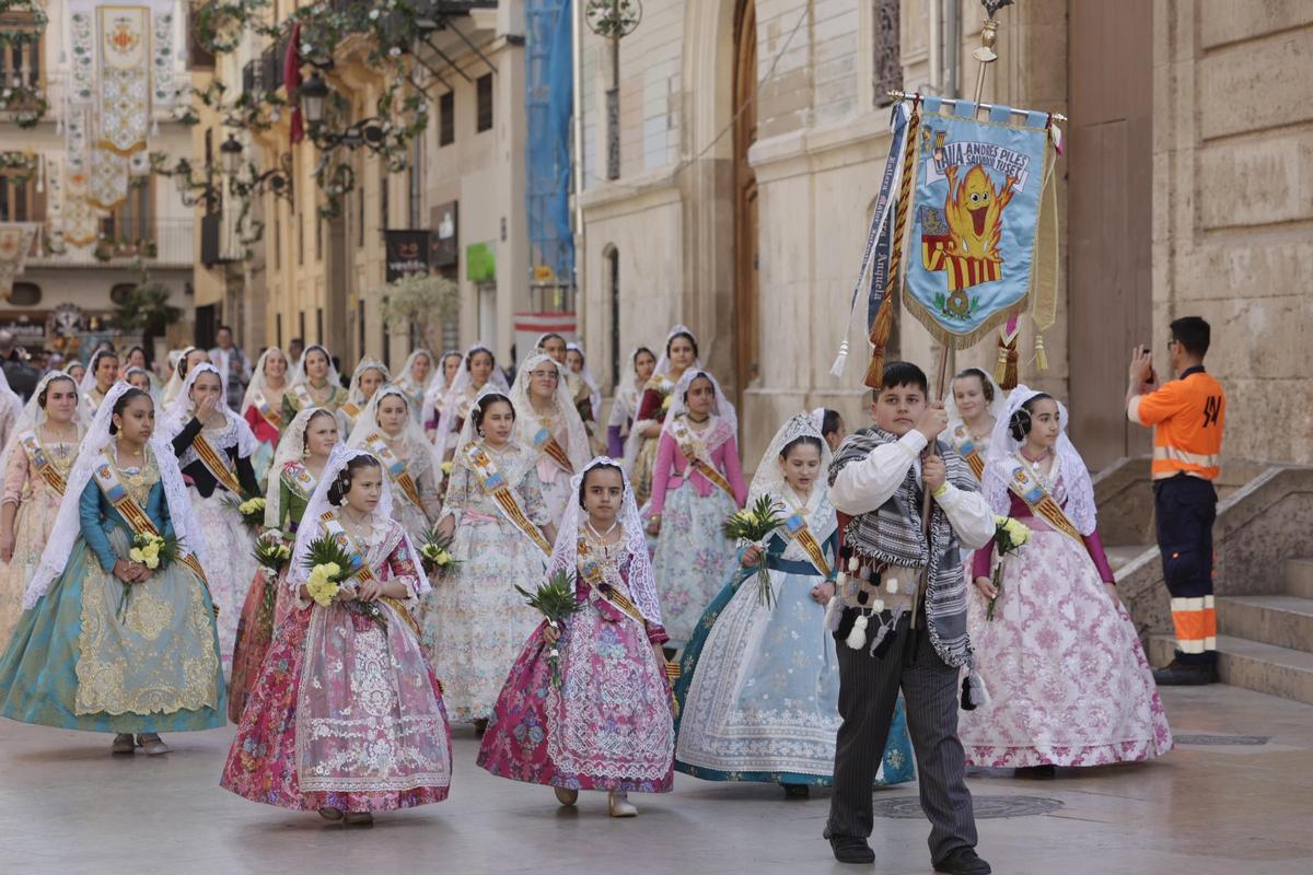 Todas las fotos de la ofrenda del 18 de marzo por la calle San Vicente hasta la 16:30 horas