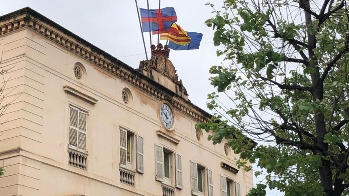 Las banderas del Ayuntamiento de Mataró, a media asta por las víctimas del coronavirus.