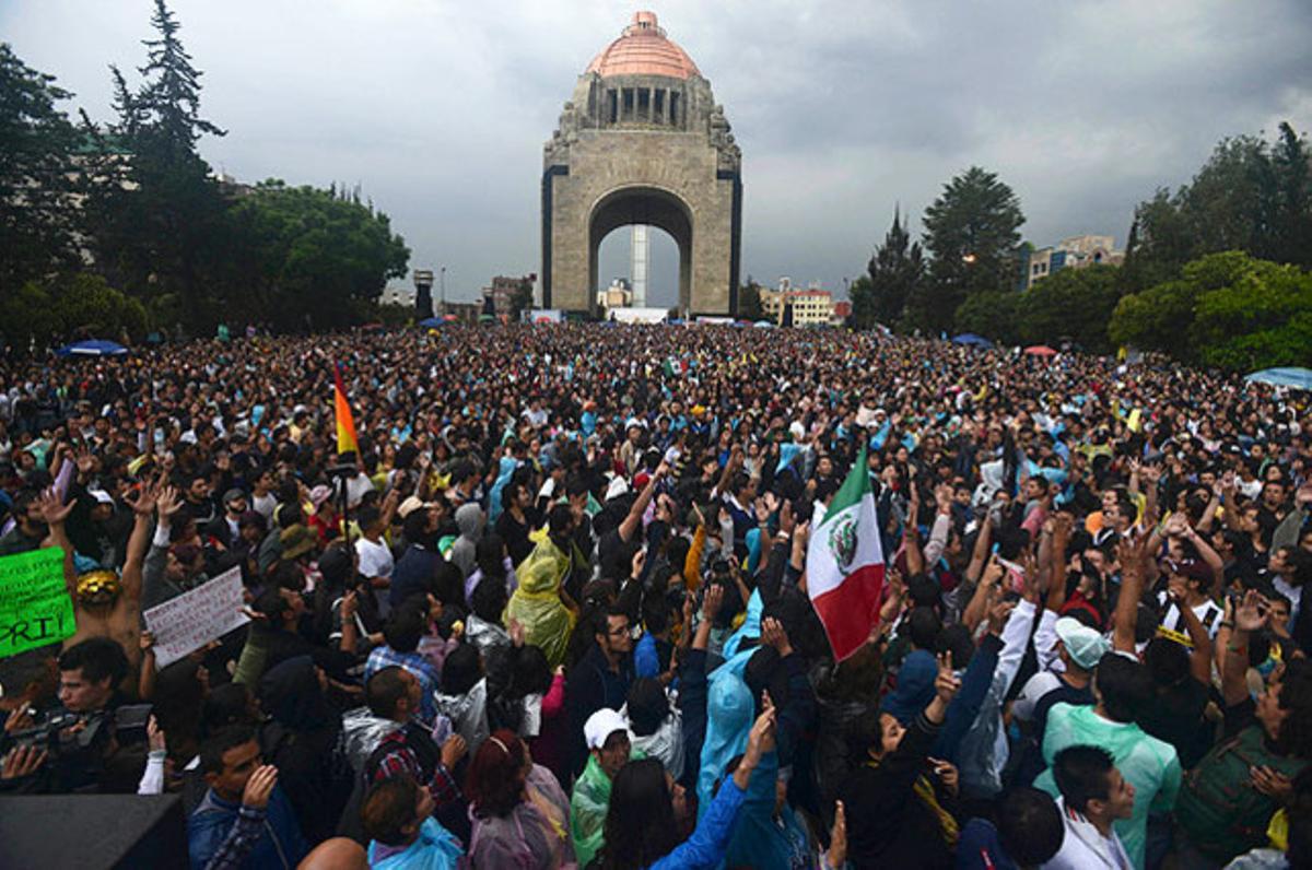 Milers de persones es congreguen al davant del Monument de la Revolució, en una manifestació organitzada pel moviment ’Yosoy132’ per protestar contra el resultat de les eleccions presidencials, a Ciutat de Mèxic.