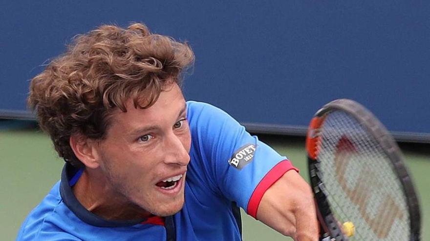 Pablo Carreño devuelve una bola durante un partido en Nueva York.