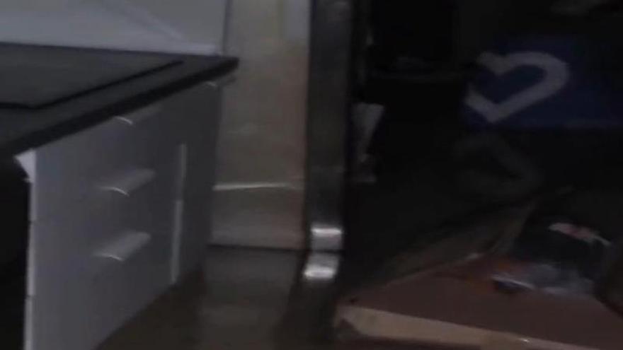 Una tromba de agua inunda los garajes de varias casas en La Puebla de Alfindén: "Las calles bajaban como ríos"