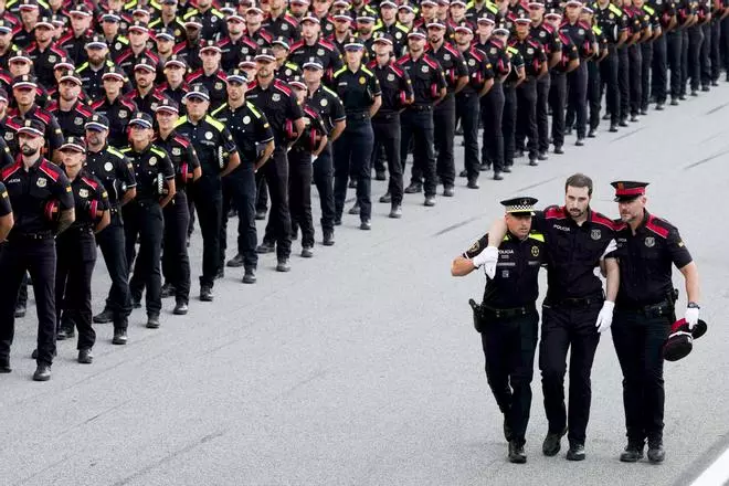 Les imatges del lliurament de diplomes als futurs mossos d'esquadra i policies locals a Montmeló